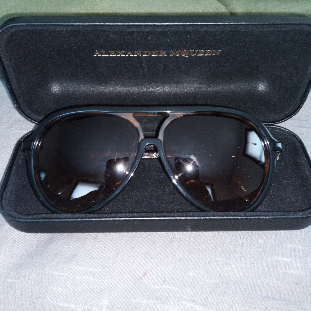 Alexander McQueen sun 👓